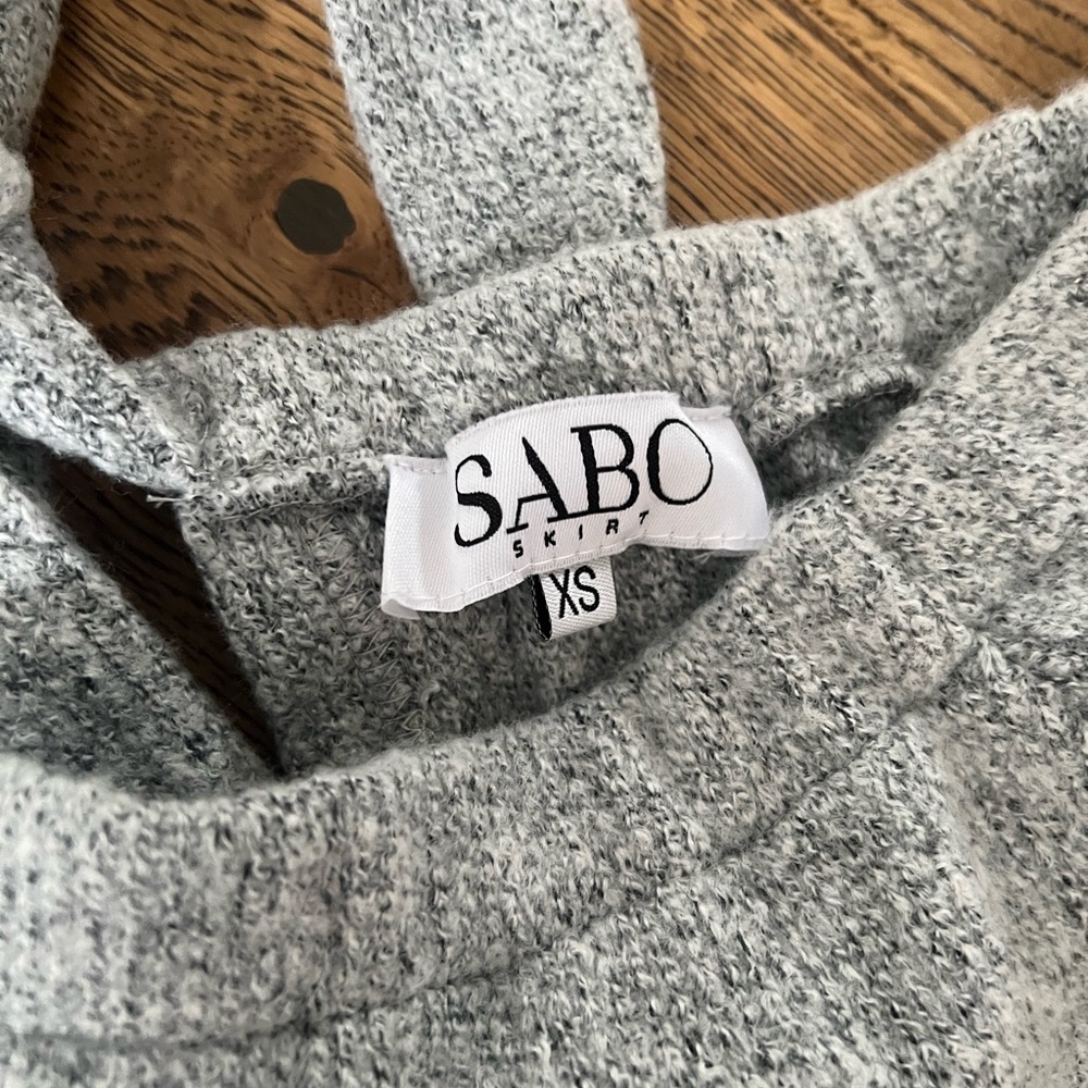 Sabo Skirt Off-the-Shoulder Gray Sweater - Picture 5 of 6